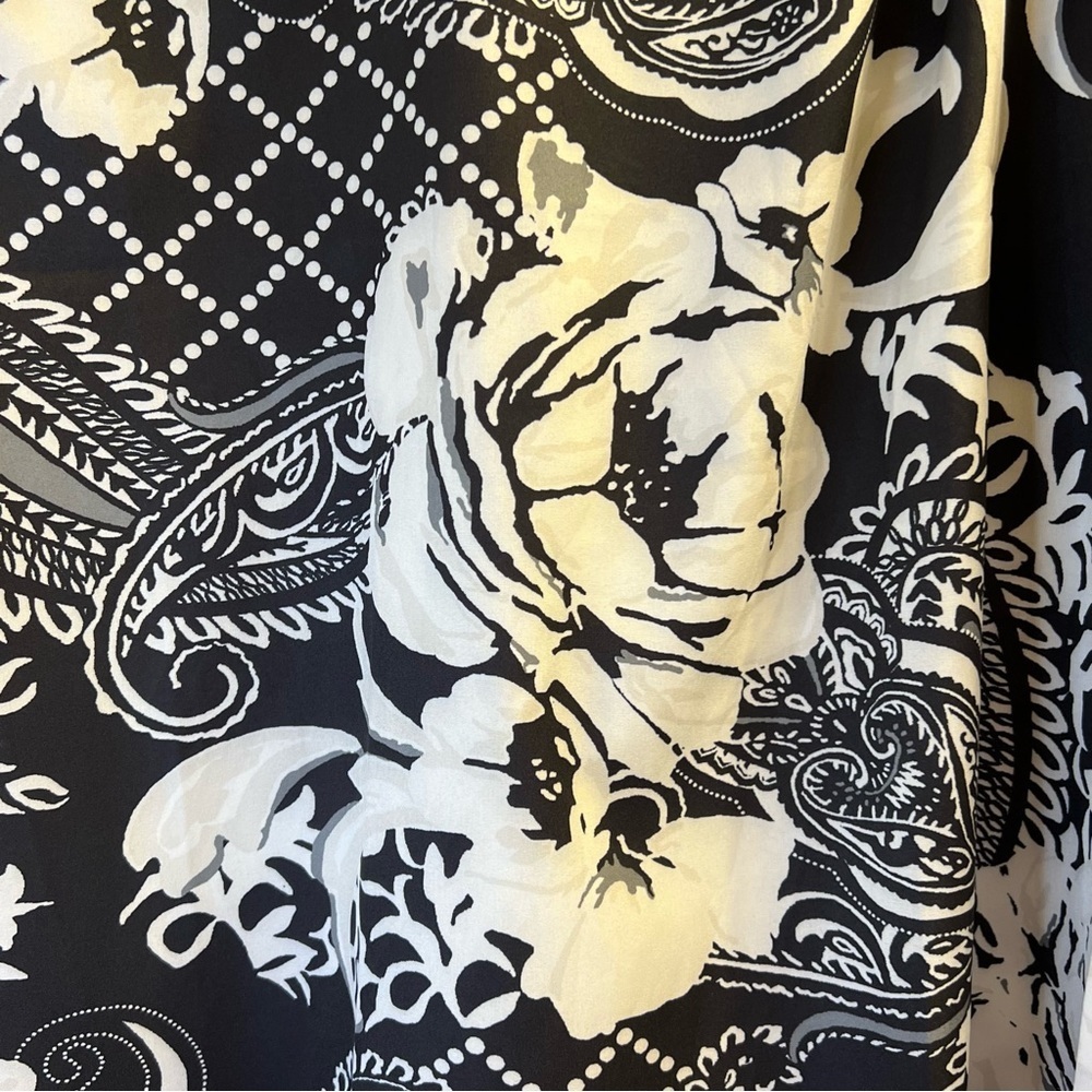 Women’s Top 2XL Black White Floral Paisley Split Neck - Picture 8 of 15